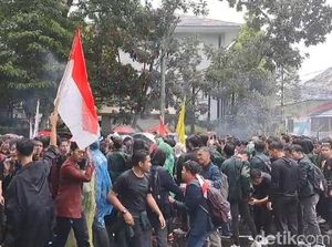 Demo Indonesia Gelap di Bandung Memanas, Massa Lempar Petasan