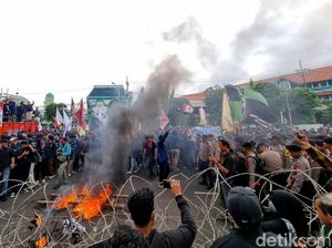 Mahasiswa Bakar Keranda saat Demo Tolak Efisiensi Pendidikan di Surabaya Mahasiswa Bakar Keranda saat Demo Tolak Efisiensi Pendidikan di Surabaya