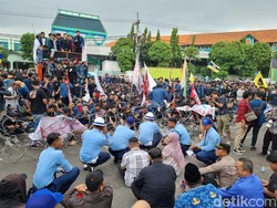 Mahasiswa Diajak Duduk Bareng Tunggu Ketua DPRD Jatim Tiba dari Jombang
