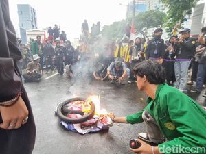 Demo Indonesia Gelap, Massa Bakar Ban di Depan Patung Kuda Jakpus