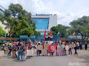 Aksi Tak Biasa Ojol Tuntut THR: Lesehan Bareng Menteri di Kemenaker Aksi Tak Biasa Ojol Tuntut THR: Lesehan Bareng Menteri di Kemenaker