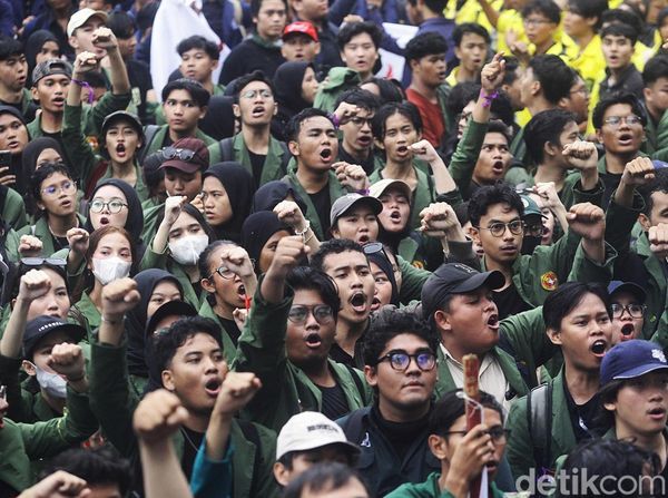 Demonstrasi Mahasiswa Kritik Kabinet Gemuk