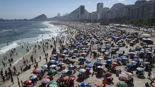 People enjoy the day at Copacabana beach in Rio de Janeiro, Brazil, on February 16, 2025. (Photo by Pablo PORCIUNCULA / AFP)
