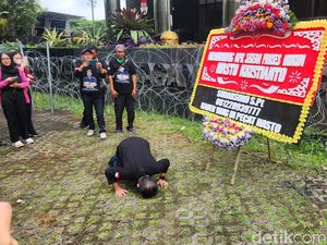 Eks Kader PDIP Sujud Syukur di KPK Usai Praperadilan Hasto Tak Diterima Eks Kader PDIP Sujud Syukur di KPK Usai Praperadilan Hasto Tak Diterima