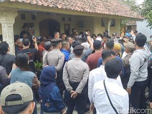 Alot dan Dramatisnya Eksekusi Rumah di Sukarame Tasikmalaya Alot dan Dramatisnya Eksekusi Rumah di Sukarame Tasikmalaya