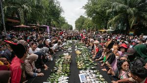 Berebut Bubur Kental di Festival Jenang Solo