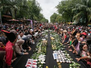 Berebut Bubur Kental di Festival Jenang Solo Berebut Bubur Kental di Festival Jenang Solo