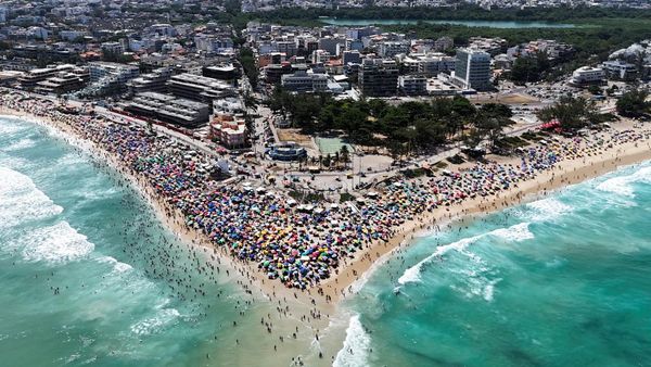 Foto Udara Warga Brasil Ramai Nyebur ke Pantai Saat Cuaca Panas Menyengat