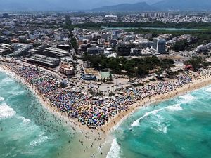 Foto Udara Warga Brasil Ramai Nyebur ke Pantai Saat Cuaca Panas Menyengat
