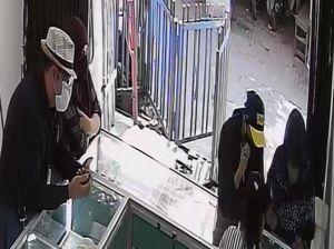 Bahasa Campur-campur Bikin Penjaga Toko Emas Bingung Lalu Kena Gendam Bahasa Campur-campur Bikin Penjaga Toko Emas Bingung Lalu Kena Gendam