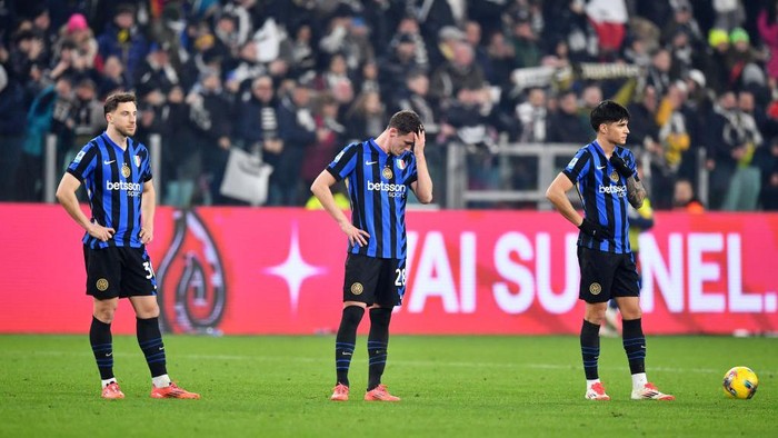 TURIN, ITALY - FEBRUARY 16: (L-R) Carlos Augusto, Benjamin Pavard and Joaquin Correa of FC Internazionale react at full-time following the teams defeat in the Serie A match between Juventus and FC Internazionale at Allianz Stadium on February 16, 2025 in Turin, Italy. (Photo by Valerio Pennicino/Getty Images)
