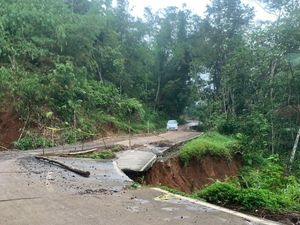 2 Bulan Pasca Bencana, Jalan ke Curug Ngebul Tak Kunjung Diperbaiki 2 Bulan Pasca Bencana, Jalan ke Curug Ngebul Tak Kunjung Diperbaiki