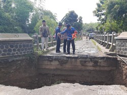 Jembatan di Pucakwangi Pati Ambrol, Sempat Ada Truk Gabah Nyangkut