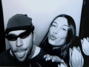 Justin Bieber dan Hailey Kompak Tutup Mulut Haters dengan Jari Tengah Justin Bieber dan Hailey Kompak Tutup Mulut Haters dengan Jari Tengah