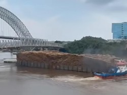 Tongkang Muat Kayu Tabrak Jembatan Mahakam Samarinda hingga Retak