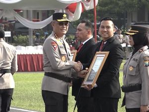 Kapolda Jatim Beri Penghargaan pada 350 Polisi hingga Masyarakat