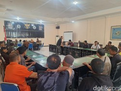 Kena PHK, Puluhan Eks Karyawan Hotel di Mataram Tuntut Sisa Gaji-Pesangon