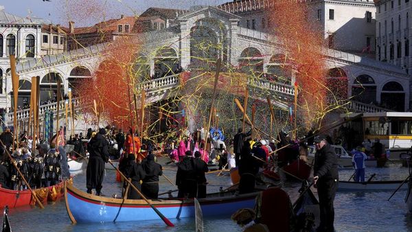 Kemeriahan Parade Dayung Tradisional di Kanal Venesia Italia