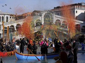 Kemeriahan Parade Dayung Tradisional di Kanal Venesia Italia Kemeriahan Parade Dayung Tradisional di Kanal Venesia Italia