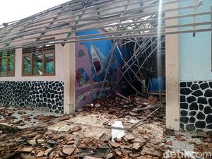 Atap Ruang Kelas Roboh, Program MBG di SD Panyingkiran II Tetap Jalan