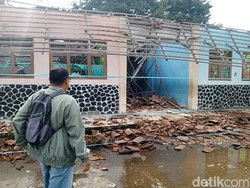 Atap SDN Panyingkiran II Sumedang Roboh!