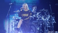 Bak Chester Bennington, Emily Armstrong Juga Main Drum di When They Come for Me