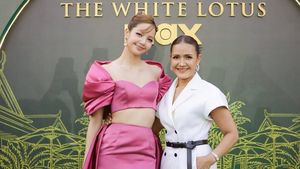 7 Pesona Lisa BLACKPINK Hadiri Premiere The White Lotus 3 Didampingi Ibunya