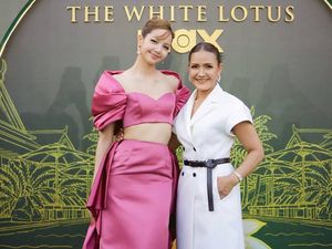 7 Pesona Lisa BLACKPINK Hadiri Premiere The White Lotus 3 Didampingi Ibunya