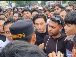 Polisi Amankan 5 Mahasiswa Saat Demo di DPRD Jatim Ricuh