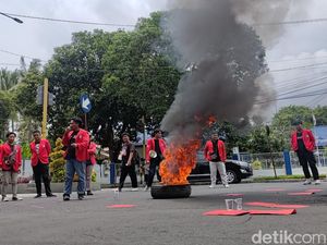 Tolak Efisiensi Anggaran Prabowo-Gibran, Mahasiswa Banyuwangi Bakar Ban Tolak Efisiensi Anggaran Prabowo-Gibran, Mahasiswa Banyuwangi Bakar Ban