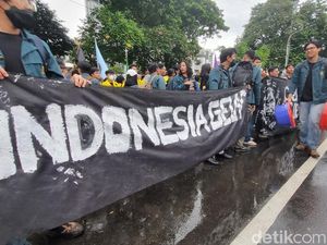 Video: Massa BEM SI Penuhi Patung Kuda Jakarta, Lalin Padat Video: Massa BEM SI Penuhi Patung Kuda Jakarta, Lalin Padat