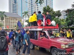 Massa Mahasiswa Aksi Indonesia Gelap di Patung Kuda Terus Bertambah