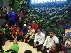 Menaker-Wamenaker Duduk Lesehan Ajak Ngobrol Ojol yang Demo Tuntut THR