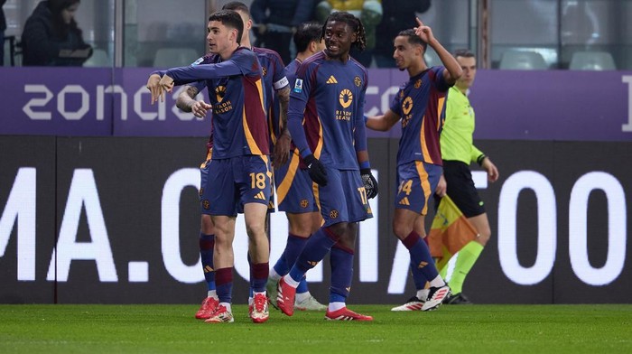 PARMA, ITALY - FEBRUARY 16: Matias Soule of AS Roma celebrates after scoring his teams first goal during the Serie A match between Parma and AS Roma at Stadio Ennio Tardini on February 16, 2025 in Parma, Italy. (Photo by Emmanuele Ciancaglini/Ciancaphoto Studio/Getty Images)