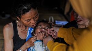 Perjuangan Bidan Puskesmas Beri Vitamin A kepada Anak Suku Badui