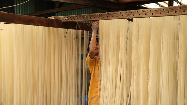 Intip Pembuatan Mie Asin Khas Singkawang