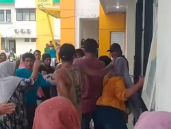 Perempuan Dikeroyok Saat Jualan di RSUD Bima