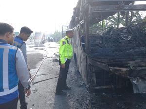 Tabrak Pembatas Tol Usai Disenggol Mobil, Bus di Deli Serdang Terbakar