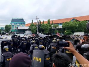 Video: Demo Mahasiswa di DPRD Jatim Ricuh, Polisi Semprotkan Water Canon Video: Demo Mahasiswa di DPRD Jatim Ricuh, Polisi Semprotkan Water Canon
