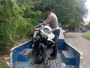 Tabrakan Motor Sport Vs Matik di Jalan Boulevard Makassar, 2 Pengemudi Luka Tabrakan Motor Sport Vs Matik di Jalan Boulevard Makassar, 2 Pengemudi Luka