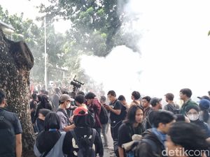 Video: Polisi Imbau Demo Indonesia Gelap Bubar, Massa Lempar Botol Video: Polisi Imbau Demo Indonesia Gelap Bubar, Massa Lempar Botol
