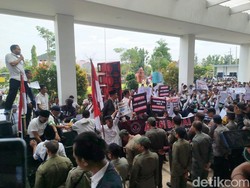 Ratusan Honorer Geruduk Kantor DPRD Bangkalan Desak Gaji Dinaikkan