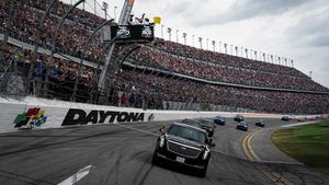 Saat Mobil Kepresidenan Donald Trump Ngebut di Lintasan Balap NASCAR