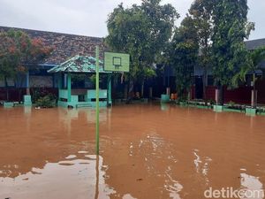 2 SLB di Margorejo Pati Kebanjiran, Siswa Difabel Dievakuasi 2 SLB di Margorejo Pati Kebanjiran, Siswa Difabel Dievakuasi