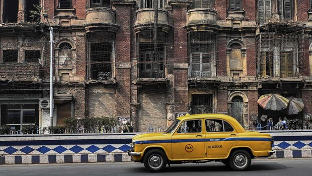  a hulking and noisy fleet of stately yellow taxis. (Photo by Dibyangshu SARKAR / AFP) / To go with 'India-Culture-Automobile', FOCUS