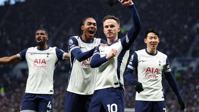 Tottenham Hotspur vs Man United Soccer Football - Premier League - Tottenham Hotspur v Manchester United - Tottenham Hotspur Stadium, London, Britain - February 16, 2025 Tottenham Hotspurs James Maddison celebrates scoring their first goal with Djed Spence Action Images via Reuters/Paul Childs EDITORIAL USE ONLY. NO USE WITH UNAUTHORIZED AUDIO, VIDEO, DATA, FIXTURE LISTS, CLUB/LEAGUE LOGOS OR LIVE SERVICES. ONLINE IN-MATCH USE LIMITED TO 120 IMAGES, NO VIDEO EMULATION. NO USE IN BETTING, GAMES OR SINGLE CLUB/LEAGUE/PLAYER PUBLICATIONS. PLEASE CONTACT YOUR ACCOUNT REPRESENTATIVE FOR FURTHER DETAILS..