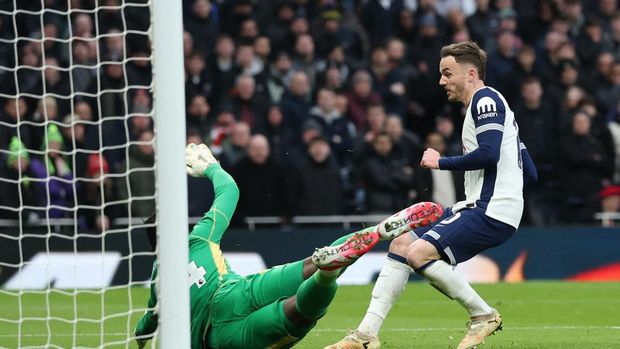 Soccer Football - Premier League - Tottenham Hotspur v Manchester United - Tottenham Hotspur Stadium, London, Britain - February 16, 2025 Tottenham Hotspur's James Maddison scores their first goal past Manchester United's Andre Onana Action Images via Reuters/Paul Childs EDITORIAL USE ONLY. NO USE WITH UNAUTHORIZED AUDIO, VIDEO, DATA, FIXTURE LISTS, CLUB/LEAGUE LOGOS OR 'LIVE' SERVICES. ONLINE IN-MATCH USE LIMITED TO 120 IMAGES, NO VIDEO EMULATION. NO USE IN BETTING, GAMES OR SINGLE CLUB/LEAGUE/PLAYER PUBLICATIONS. PLEASE CONTACT YOUR ACCOUNT REPRESENTATIVE FOR FURTHER DETAILS..