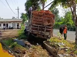 Truk Muat Ayam Tabrak Toko-Tiang Telepon, Sopir dan Penumpang Luka