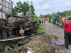 Truk Terseret KA 50 Meter Usai Terobos Pelintasan di Jember, Sopir Tewas Truk Terseret KA 50 Meter Usai Terobos Pelintasan di Jember, Sopir Tewas