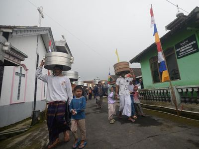 Umat Antar Beragama Gelar Sadranan di Lereng Merbabu